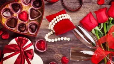Chocolate Day 2019 Gifts Idea: 'चॉकलेट डे' साठी तुमच्या पार्टनरला 'ही' खास गिफ्ट देत करा खुश!