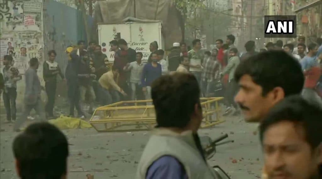 CAA Protest: दिल्लीतील गोकुलपुरी येथे गोळीबारात 1 हेड कॉन्स्टेबल ठार, डीसीपी जखमी; अरविंद केजरीवाल यांची केंद्राकडे मदतीची मागणी CAA Protest: दिल्लीतील गोकुलपुरी येथे गोळीबारात 1 हेड कॉन्स्टेबल ठार, डीसीपी जखमी; अरविंद केजरीवाल यांची केंद्राकडे मदतीची मागणी