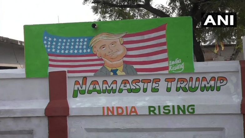 अमेरिका राष्ट्राध्यक्ष डोनाल्ड ट्रम्प यांच्या स्वागतासाठी आगरा येथील रस्त्यांवरील भिंतींवर रंगरंगोटी