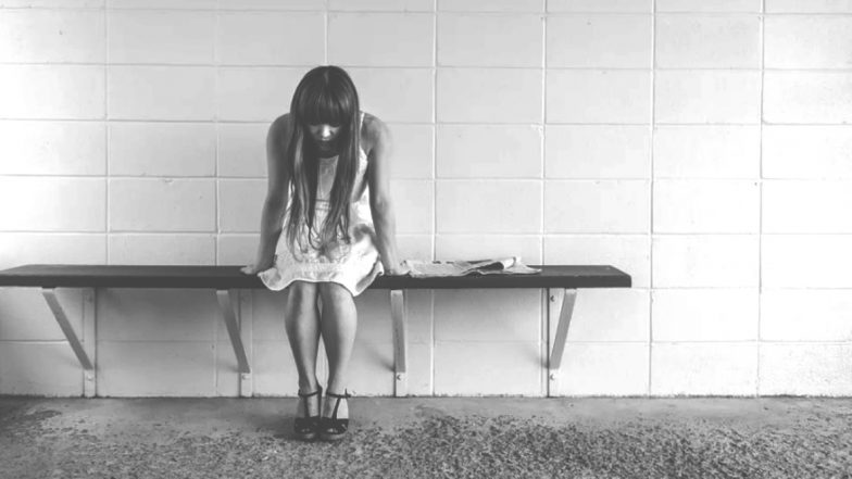 महिलेवर सोशल मीडीयात मैत्री केलेल्या तरूणीकडून Sex, लग्न करण्याचा दबाव; पोलिसांनी ठोकल्या बेड्या