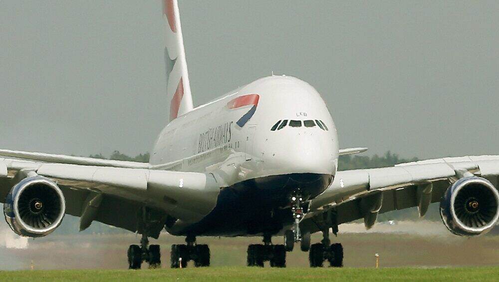 Etihad Airbus A380 विमान Dennis वादळमुळे लॅन्ड करताना एका बाजुला झुकले; व्हिडीओ व्हायरल Etihad Airbus A380 विमान Dennis वादळमुळे लॅन्ड करताना एका बाजुला झुकले; व्हिडीओ व्हायरल