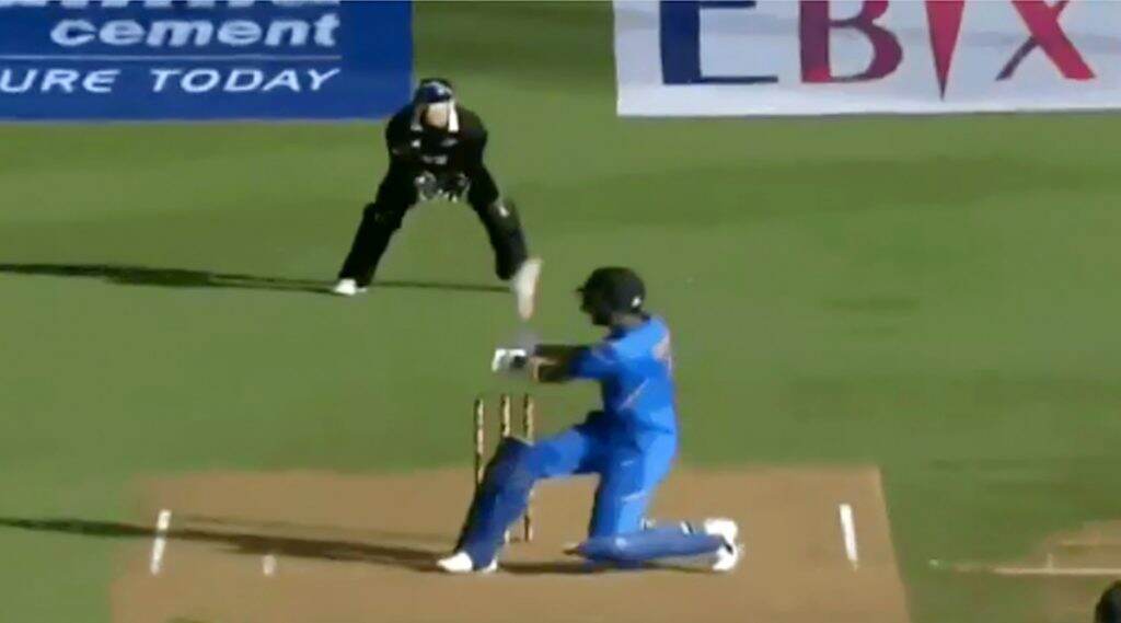 IND vs NZ 1st ODI: केएल राहुल याने न्यूझीलंडविरुद्ध ठोकलेला षटकार पाहून सर्वच राहिले अवाक्, पाहा Video IND vs NZ 1st ODI: केएल राहुल याने न्यूझीलंडविरुद्ध ठोकलेला षटकार पाहून सर्वच राहिले अवाक्, पाहा Video