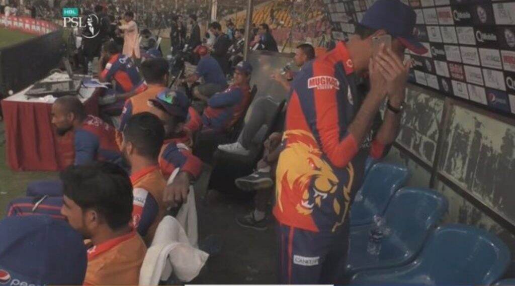 असं फक्त पाकिस्तानमध्येच होऊ शतकं! PSL डगआऊटमध्ये मोबाईल फोन वापरल्याबद्दल कराची किंग्जचा अधिकारी झाला ट्रोल असं फक्त पाकिस्तानमध्येच होऊ शतकं! PSL डगआऊटमध्ये मोबाईल फोन वापरल्याबद्दल कराची किंग्जचा अधिकारी झाला ट्रोल
