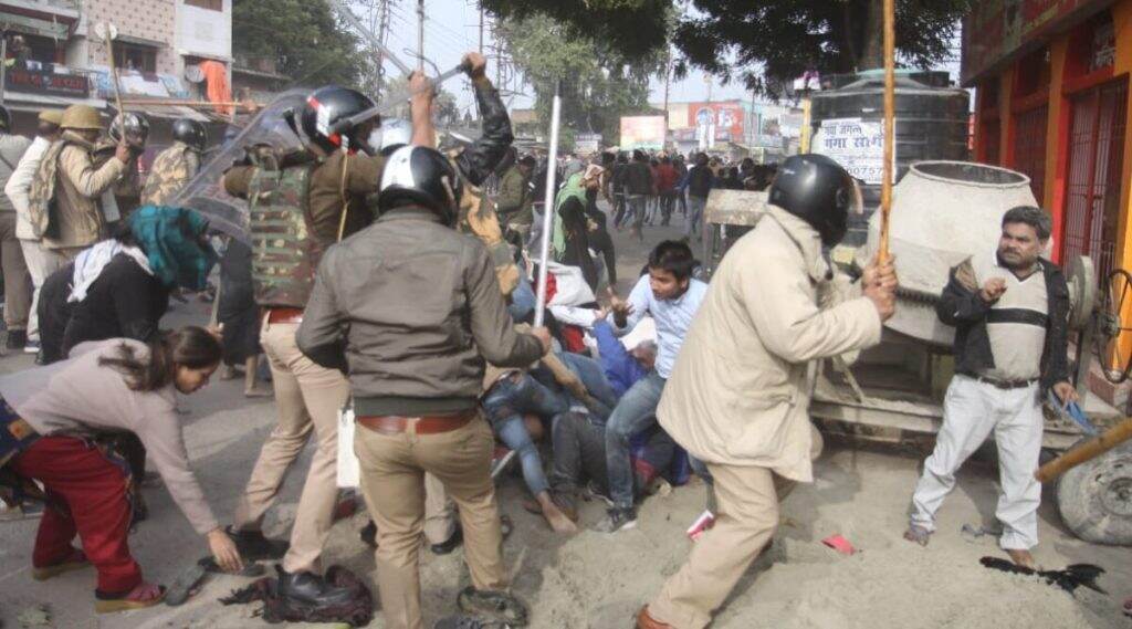 चेन्नईत CAA आणि NRC विरोधात हिंसक आंदोलन, 100 हून अधिक जणांना पोलिसांनी घेतले ताब्यात चेन्नईत CAA आणि NRC विरोधात हिंसक आंदोलन, 100 हून अधिक जणांना पोलिसांनी घेतले ताब्यात
