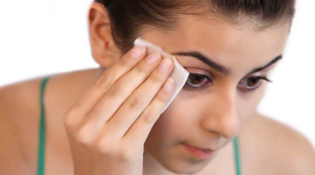 Beauty Tips: मेकअप उतरविण्यासाठी चेह-यावर महागडे प्रोडक्टस लावण्यापेक्षा घरच्या घरी बनवा 'हे' पॅक Beauty Tips: मेकअप उतरविण्यासाठी चेह-यावर महागडे प्रोडक्टस लावण्यापेक्षा घरच्या घरी बनवा 'हे' पॅक