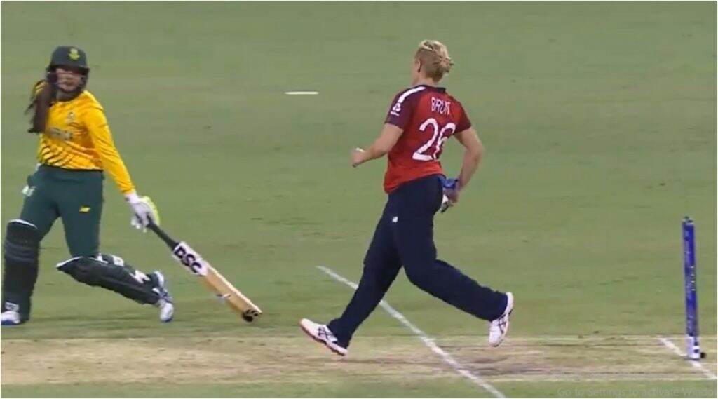 Women's T20 World Cup 2020: इंगलंडच्या कैथरीन ब्रंट ने दक्षिण आफ्रिकी फलंदाजा ला नाही केले 'मंकड' आऊट, खेळाडू वृत्तीचे Netizens कडून कौतुक (Video) Women's T20 World Cup 2020: इंगलंडच्या कैथरीन ब्रंट ने दक्षिण आफ्रिकी फलंदाजा ला नाही केले 'मंकड' आऊट, खेळाडू वृत्तीचे Netizens कडून कौतुक (Video)