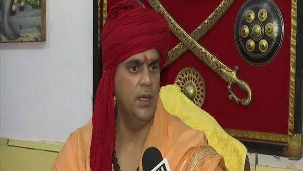 'गोमुत्र प्यायल्याने, शेणाचा लेप लावल्याने होईल कोरोना व्हायरसपासून सुटका'; हिंदू महासभेचे अध्यक्ष स्वामी चक्रपाणी महाराजांचा अजब दावा 'गोमुत्र प्यायल्याने, शेणाचा लेप लावल्याने होईल कोरोना व्हायरसपासून सुटका'; हिंदू महासभेचे अध्यक्ष स्वामी चक्रपाणी महाराजांचा अजब दावा