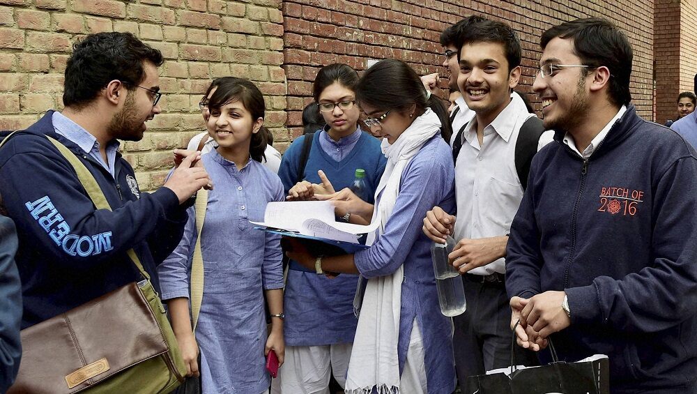 CBSE Board Exams 2021 Update: वाढत्या कोरोना संक्रमणाच्या पार्श्वभूमीवर सीबीएसई बोर्डाची 10 वीची परीक्षा रद्द; 12 वी ची परीक्षा लांबणीवर