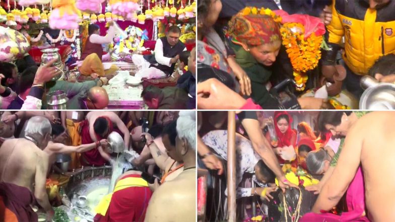 Maha Shivratri 2020: महाशिवरात्र निमित्त मुंंबईच्या बाबुलनाथ मंदिरापासून वाराणसीच्या काशी विश्वेश्वर मंदिरामध्ये भाविकांची मोठी गर्दी (Watch Photos)