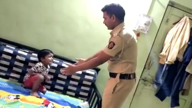 Coronavirus Outbreak: 'पप्पा बाहेर जाऊ नका ना बाहेर कोरोना आहे' पोलिस कर्मचार्‍याच्या चिमुकल्याची केविलवाणी साद (Watch Video)