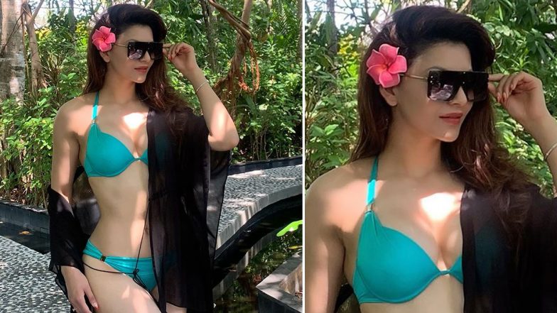 Urvashi Rautela Hot bikini Photo: उर्वशी रौतेला चे निळ्याशार समुद्रातील निळ्या रंगाच्या बिकिनीमधील सेक्सी फोटोज फोटोज पाहून चाहते झाले पाणी-पाणी