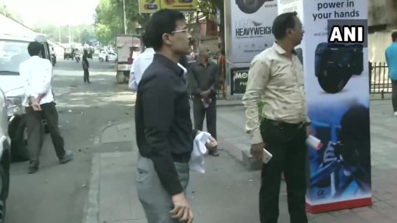 नागपूर: कोरोना व्हायरसचा प्रादुर्भाव रोखण्यासाठी मनपा आयुक्त तुकाराम मुंढे यांनी रस्त्यावर उतरून दुकानदारांना केलं सहकार्य करण्याचं आवाहन!