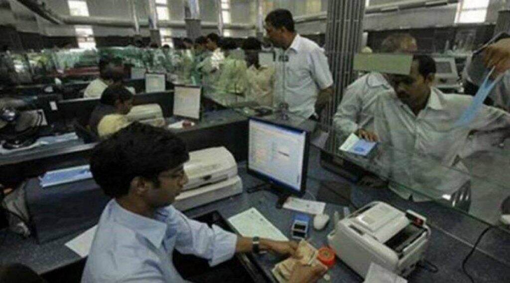 Government Offices Attendance: कोरोनाच्या पार्श्वभूमीवर राज्य शासनाने घेतलेल्या 'या' निर्णयाविरोधात महाराष्ट्र राज्य राजपत्रित अधिकारी महासंघाच्या वतीने आज राज्यभर निषेध आंदोलन Government Offices Attendance: कोरोनाच्या पार्श्वभूमीवर राज्य शासनाने घेतलेल्या 'या' निर्णयाविरोधात महाराष्ट्र राज्य राजपत्रित अधिकारी महासंघाच्या वतीने आज राज्यभर निषेध आंदोलन