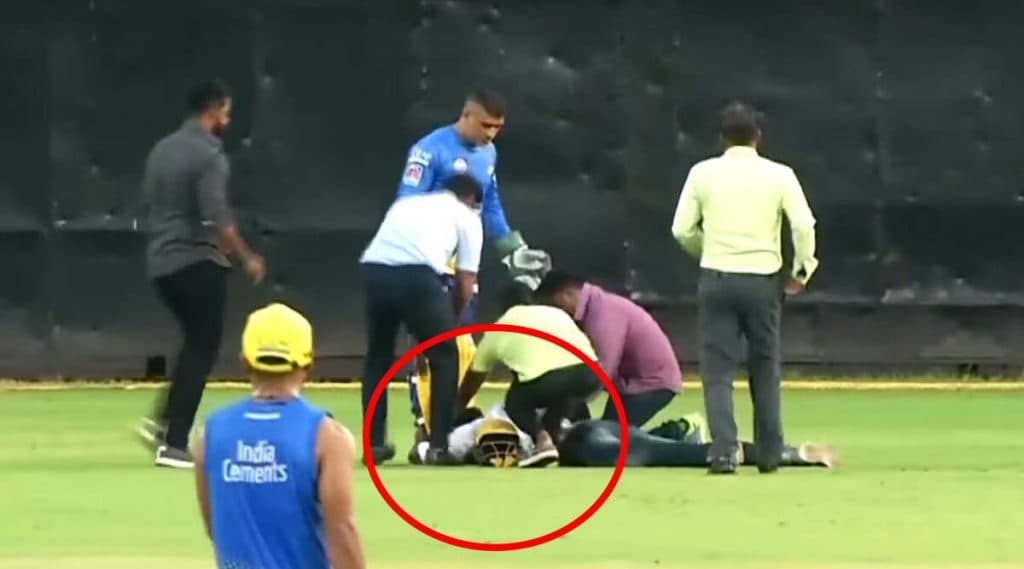 Video: CSK सराव सत्रात एमएस धोनीच्या चाहत्याने तोडली सुरक्षा, मैदानात धाव घेत 'Thala' च्या पायाला केला स्पर्श Video: CSK सराव सत्रात एमएस धोनीच्या चाहत्याने तोडली सुरक्षा, मैदानात धाव घेत 'Thala' च्या पायाला केला स्पर्श