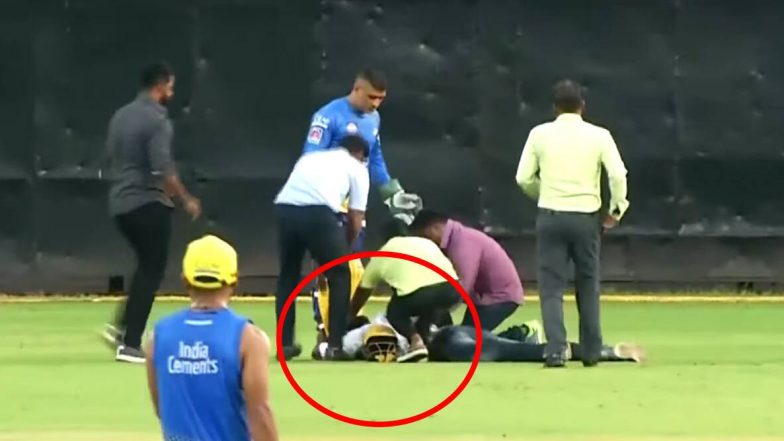 Video: CSK सराव सत्रात एमएस धोनीच्या चाहत्याने तोडली सुरक्षा, मैदानात धाव घेत 'Thala' च्या पायाला केला स्पर्श