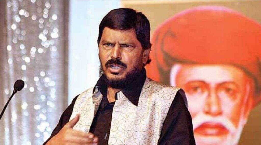 रामदास आठवले यांनी हात जोडून केली देशवासीयांना 'ही' विनंती; कोरोनाच्या पार्श्वभूमीवर ट्विट केली नवी कविता (Watch Video) रामदास आठवले यांनी हात जोडून केली देशवासीयांना 'ही' विनंती; कोरोनाच्या पार्श्वभूमीवर ट्विट केली नवी कविता (Watch Video)
