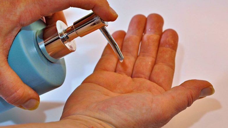 मुंबई: Coronavirus च्या वाढत्या दहशतीच्या पार्श्वभूमीवर Fake Biotol हॅन्ड सॅनिटायझर विकणार्‍या व्यक्तीला कांदिवली मध्ये अटक;  FDA ची कारवाई