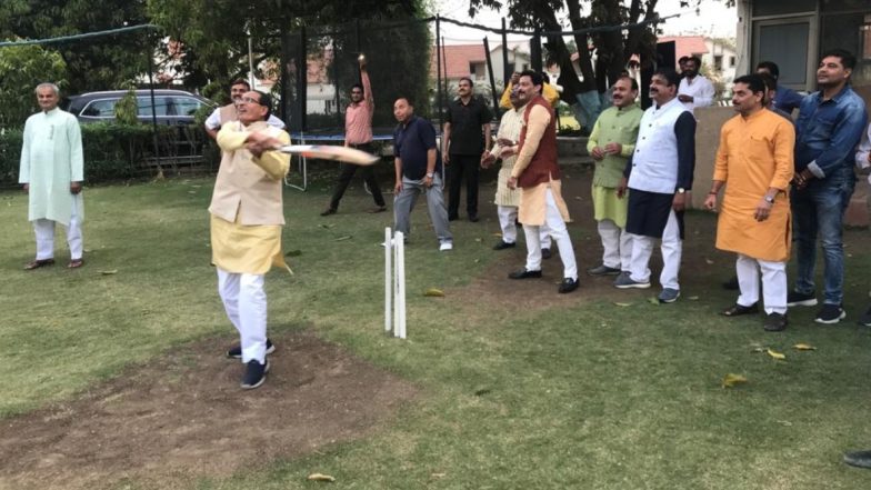 Howzat! भाजपा आमदारांसोबत MP चे माजी मुख्यमंत्री शिवराज सिंह चौहान यांनी लुटला क्रिकेट खेळण्याचा आनंद, लगावले चौकार आणि षटकार