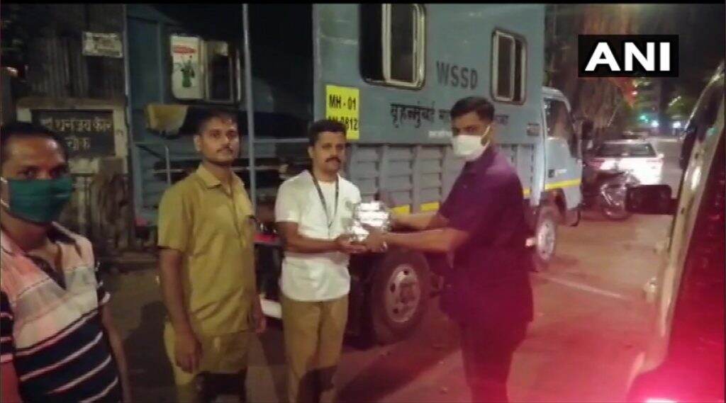 मुंबई: Lockdown च्या काळातही अहोरात्र काम करणाऱ्या पोलिसांना सिद्धिविनायक मंदिर ट्रस्टतर्फे जेवण आणि पाण्याच्या बॉटल्सचे वाटप मुंबई: Lockdown च्या काळातही अहोरात्र काम करणाऱ्या पोलिसांना सिद्धिविनायक मंदिर ट्रस्टतर्फे जेवण आणि पाण्याच्या बॉटल्सचे वाटप