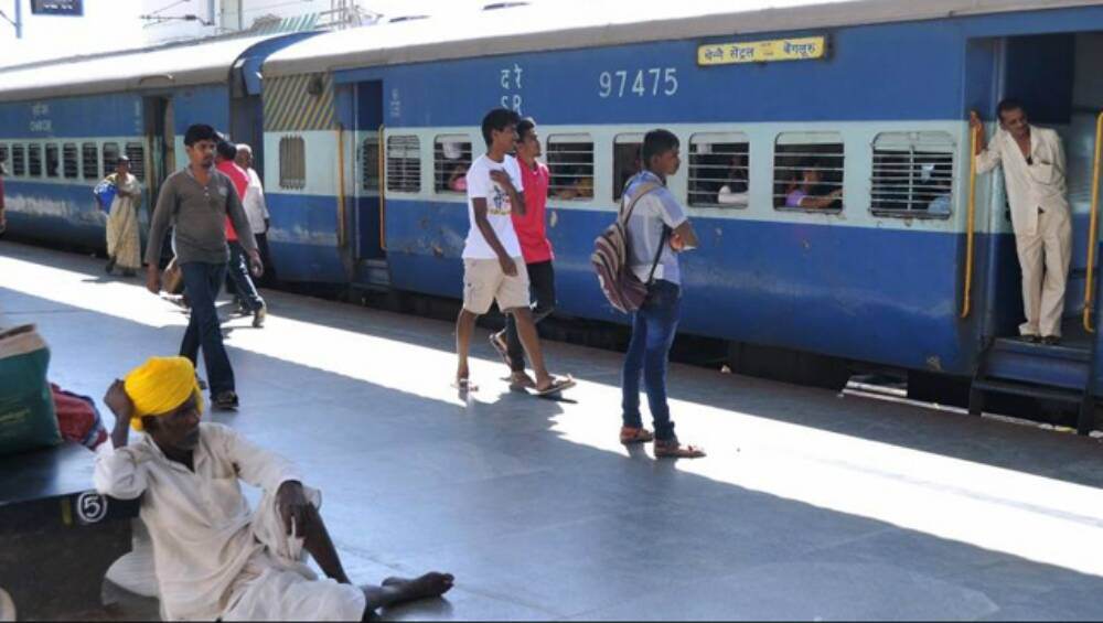 कोविड-19 च्या वाढत्या संसर्गामुळे गरोदर महिला, लहान मुले आणि ज्येष्ठ नागरिकांनी गरजेशिवाय रेल्वे प्रवास टाळावा; रेल्वे मंत्रालयाचे आवाहन कोविड-19 च्या वाढत्या संसर्गामुळे गरोदर महिला, लहान मुले आणि ज्येष्ठ नागरिकांनी गरजेशिवाय रेल्वे प्रवास टाळावा; रेल्वे मंत्रालयाचे आवाहन