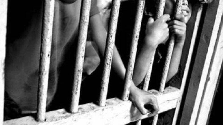 महाराष्ट्रात आतापर्यंत 642 कैदी व तुरुंगातील 206 कर्मचाऱ्यांना कोरोनाची लागण, पहा आकडेवारी महाराष्ट्रात आतापर्यंत 642 कैदी व तुरुंगातील 206 कर्मचाऱ्यांना कोरोनाची लागण, पहा आकडेवारी