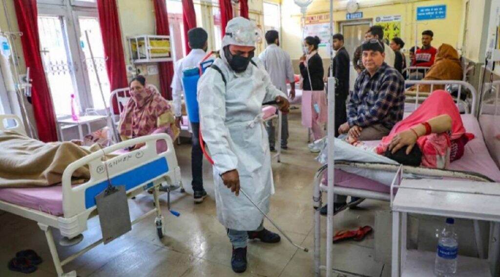 Coronavirus Outbreak: मुंबईमध्ये कोरोनाबाधित 80 वर्षांच्या व्यक्तीचा मृत्यू; देशातील मृत्यूचा आकडा 34 वर Coronavirus Outbreak: मुंबईमध्ये कोरोनाबाधित 80 वर्षांच्या व्यक्तीचा मृत्यू; देशातील मृत्यूचा आकडा 34 वर