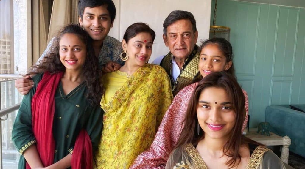 महेश मांजरेकर यांच्या फॅमिली फोटोवर नेटीझन्सकडून घाणेरडी कमेंन्ट; ‘तुझे ढूंढ निकालूंगा तू जहां भी होगा’ म्हणत मांजरेकरांनी दिली धमकी महेश मांजरेकर यांच्या फॅमिली फोटोवर नेटीझन्सकडून घाणेरडी कमेंन्ट; ‘तुझे ढूंढ निकालूंगा तू जहां भी होगा’ म्हणत मांजरेकरांनी दिली धमकी