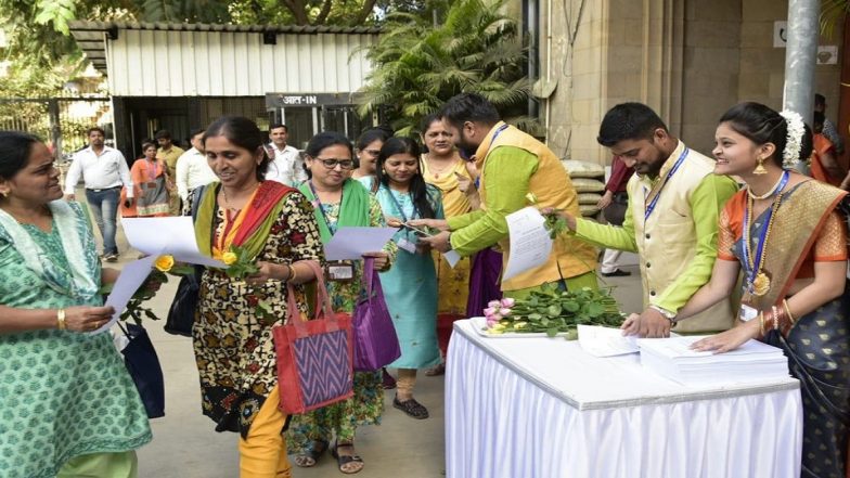 जागतिक महिला दिनानिमित्त ठाकरे सरकारचा नवा प्रयोग; मुख्यमंत्री उद्धव ठाकरे यांच्या पत्रासह फुल देऊन मंत्रालयातील महिलांचे स्वागत