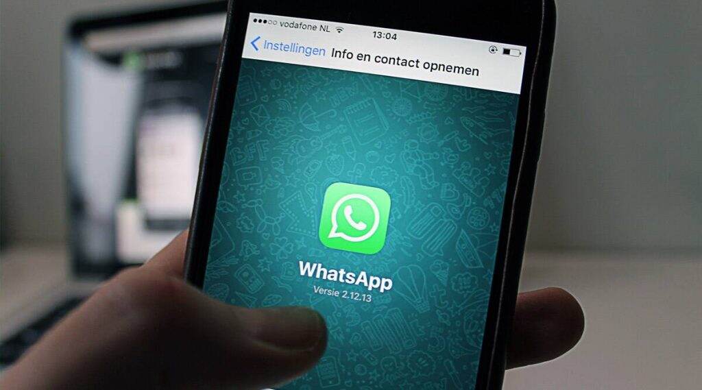 WhatsApp मध्ये व्हिडिओ, फोटोजचा GIF बनवून फाईल कशी पाठवलाल? WhatsApp मध्ये व्हिडिओ, फोटोजचा GIF बनवून फाईल कशी पाठवलाल?