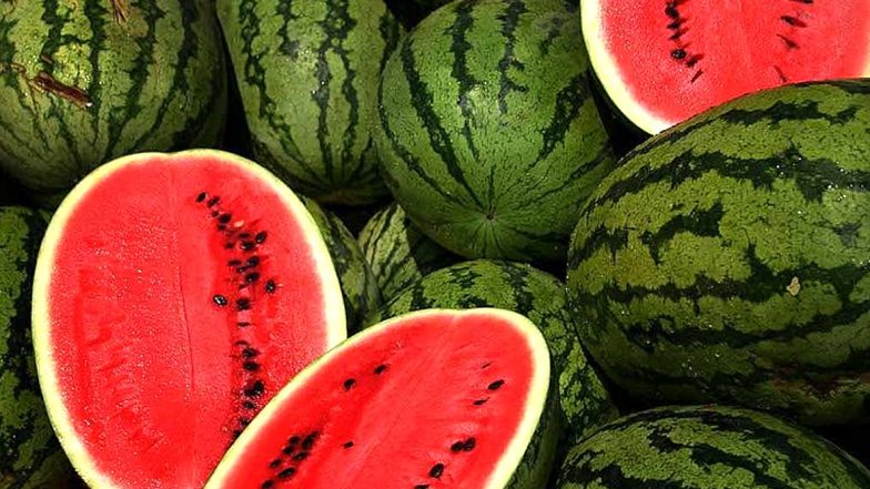 कलिंगड खरेदी करताना त्याची निवड कशी कराल? जाणून घ्या 'या' खास टिप्स