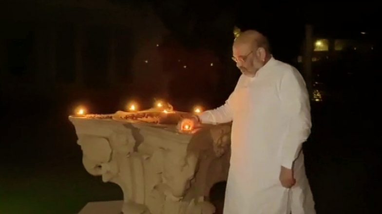 भाजपचे ज्येष्ठ नेते लालकृष्ण आडवाणी, अमित शाह, जे.पी. नड्डा, राजनाथ सिंह यांनी घराबाहेर दिवे लावून पंतप्रधान नरेंद्र मोदींच्या उपक्रमात झाले सहभागी