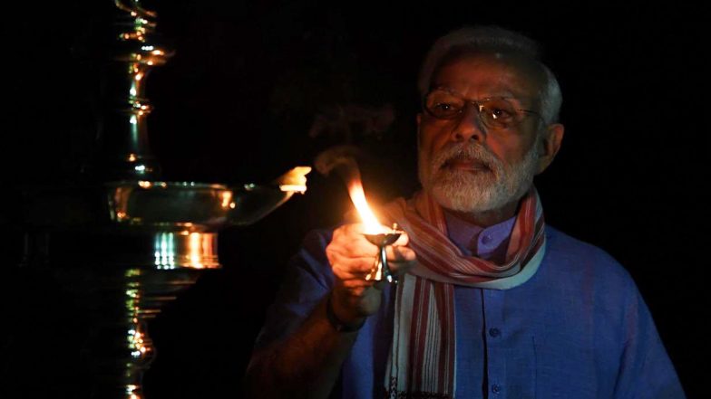 पंतप्रधान नरेंद्र मोदी यांनी आपल्या घराबाहेर मोठ्या समईमध्ये दिपप्रज्वलन करुन उपक्रमात दिले मोलाचे योगदान, पाहा ही सुंदर रोषणाई