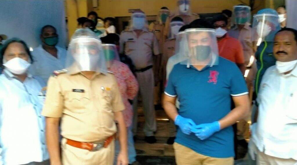 मुंबई: धारावी पोलिस स्टेशन बाहेर खासदार राहुल शेवाळे यांनी उभारली Sanitization Tent; कोरोना व्हायरस लॉकडाऊन दरम्यान कर्तव्य बजावणार्या पोलिसांच्या सुरक्षेसाठी खास उपाययोजना मुंबई: धारावी पोलिस स्टेशन बाहेर खासदार राहुल शेवाळे यांनी उभारली Sanitization Tent; कोरोना व्हायरस लॉकडाऊन दरम्यान कर्तव्य बजावणार्या पोलिसांच्या सुरक्षेसाठी खास उपाययोजना