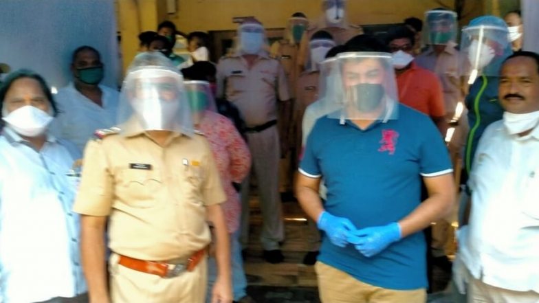 मुंबई: धारावी पोलिस स्टेशन बाहेर  खासदार राहुल शेवाळे यांनी उभारली Sanitization Tent; कोरोना व्हायरस लॉकडाऊन दरम्यान कर्तव्य बजावणार्‍या पोलिसांच्या सुरक्षेसाठी खास उपाययोजना