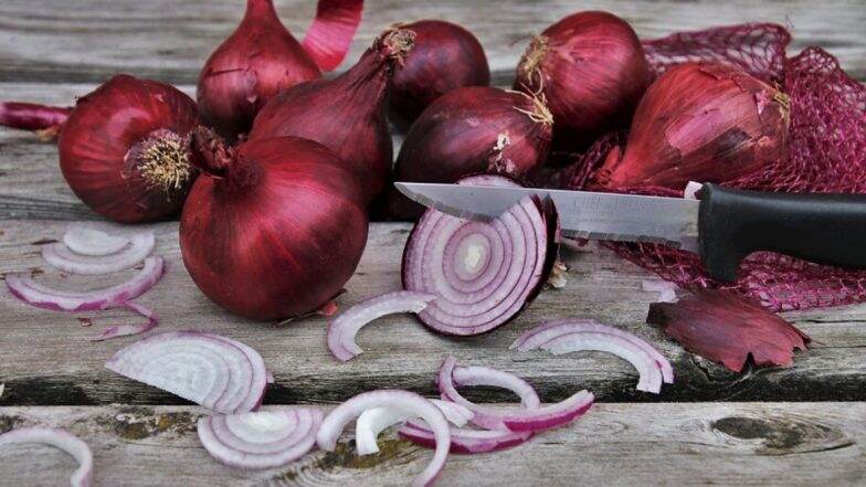 Kitchen Tips: कांदा चिरताना डोळ्यातून पाणी येत असेल तर करा 'हे' उपाय; जाणून घ्या सोप्प्या किचन टिप्स