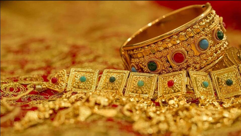 Gold Price Today: सोनेच्या दरात मोठी घसरण; जाणून घ्या आजची नवी किंमत Gold Price Today: सोनेच्या दरात मोठी घसरण; जाणून घ्या आजची नवी किंमत