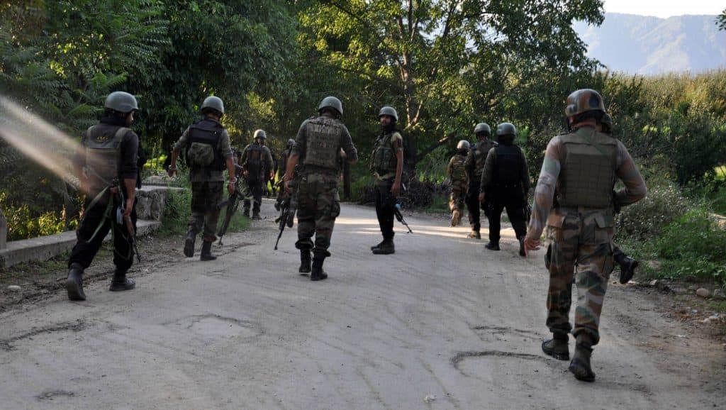 J&K: श्रीनगर येथे पांडच भागात दहशतवाद्यांच्या हल्ल्यात दोन जवान शहीद J&K: श्रीनगर येथे पांडच भागात दहशतवाद्यांच्या हल्ल्यात दोन जवान शहीद