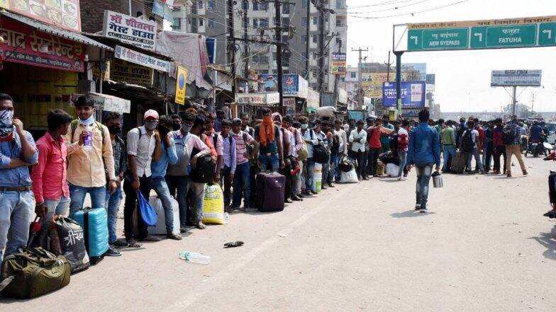 Lockdown: स्थलांतरित मजुरांकडून ट्रेन, बस प्रवासाचे भाडे घेऊ नये, राज्य सरकारांनी आरोग्य, जेवण प्रवासाची सोय करावी- सर्वोच्च न्यायालय