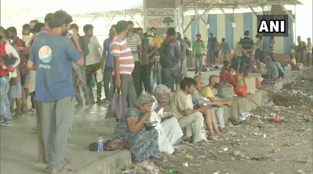 Coronavirus: मुंबईचे उपरे मालक संकटकाळी पलायन करीत आहेत, तोंडात मास्कचे बोळे कोंबून घरातच बसले आहेत; उत्तर भारतातील नेत्यांवर शिवसेना मुखपत्र दै. सामनातून टीका Coronavirus: मुंबईचे उपरे मालक संकटकाळी पलायन करीत आहेत, तोंडात मास्कचे बोळे कोंबून घरातच बसले आहेत; उत्तर भारतातील नेत्यांवर शिवसेना मुखपत्र दै. सामनातून टीका