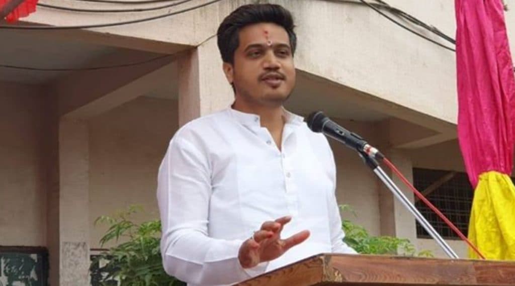 Lockdown: परप्रांतीय कामगारांची जागा भरुन काढत मराठी मुलांनी संधीचा फायदा करुन घ्यावा- रोहित पवार Lockdown: परप्रांतीय कामगारांची जागा भरुन काढत मराठी मुलांनी संधीचा फायदा करुन घ्यावा- रोहित पवार