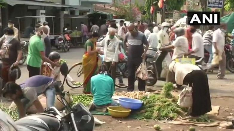 नागपूर येथे सकाळच्या वेळेस भाजी खरेदी करताना नागरिकांकडून सोशल डिस्टंन्सिंगचा फज्जा