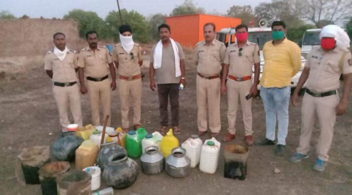 परभणी येथे अवैध दारु भट्ट्यांवर पोलिसांनी धाड टाकत 3 महिलांना घेतले ताब्यात