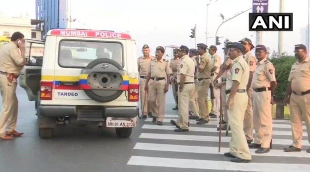 COVID 19 ने दगावलेल्या मुंबई पोलिस कर्मचार्याला कुटुंबाला मिळणार 65 लाखाची मदत COVID 19 ने दगावलेल्या मुंबई पोलिस कर्मचार्याला कुटुंबाला मिळणार 65 लाखाची मदत