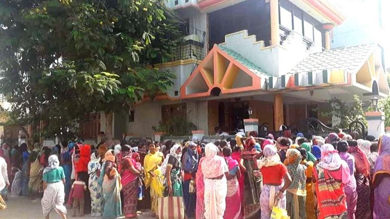 धक्कादायक! लॉकडाऊनच्या काळात भाजप आमदाराने वाढदिवसानिमित्त आयोजित केला धान्यवाटप कार्यक्रम; संचारबंदी असताना उसळली तुफान गर्दी