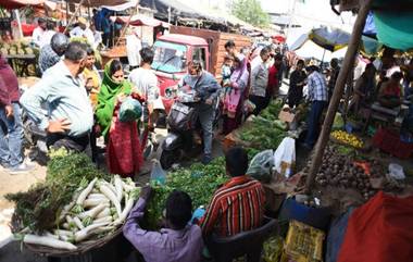 पुण्यात लॉकडाऊन लागू होणार असल्याने सोशल डिस्टंन्सिंगच्या नियमाचा फज्जा उडवत नागरिकांची खरेदसाठी तुफान गर्दी