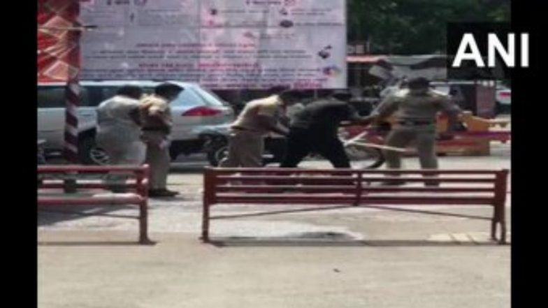 पुणे: कोथरुड येथे ऑन ड्युटी पोलिसांवर थुंकणार्‍या तरुणाला पोलिसांनीच दिला बेदम चोप
