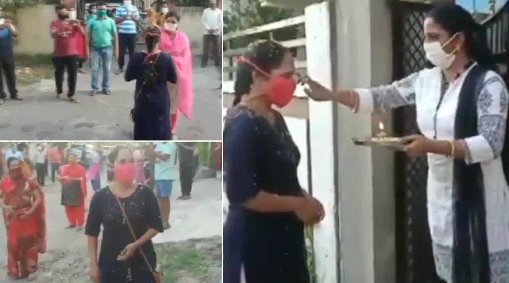 नागपूर: कोविड 19 रुग्णांच्या सेवेचे कर्तव्य बजावून तब्बल महिन्याभरानंतर घरी परतलेल्या नर्सचे शेजाऱ्यांकडून पुष्पवर्षाव करत स्वागत; पहा व्हिडिओ नागपूर: कोविड 19 रुग्णांच्या सेवेचे कर्तव्य बजावून तब्बल महिन्याभरानंतर घरी परतलेल्या नर्सचे शेजाऱ्यांकडून पुष्पवर्षाव करत स्वागत; पहा व्हिडिओ