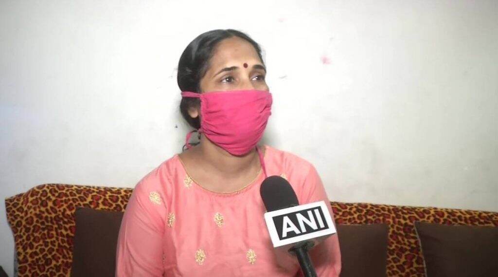 PPE कीट घालणे वेदनादायी तर कोरोनाग्रस्तांवर उपचार करणे कठीण; कोविड 19 रुग्णांची सेवा करुन महिन्याभरानंतर परतलेल्या नर्सने सांगितला अनुभव PPE कीट घालणे वेदनादायी तर कोरोनाग्रस्तांवर उपचार करणे कठीण; कोविड 19 रुग्णांची सेवा करुन महिन्याभरानंतर परतलेल्या नर्सने सांगितला अनुभव