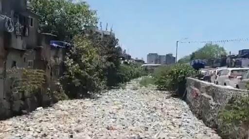 #Video: पावसाळा तोंडावर असतानाही मुंबईतील मिठी नदी, धारावी भागातील नाल्यांची परिस्थिती दयनीय; किरीट सोमैया यांनी शेअर केलेला व्हिडीओ पहा #Video: पावसाळा तोंडावर असतानाही मुंबईतील मिठी नदी, धारावी भागातील नाल्यांची परिस्थिती दयनीय; किरीट सोमैया यांनी शेअर केलेला व्हिडीओ पहा