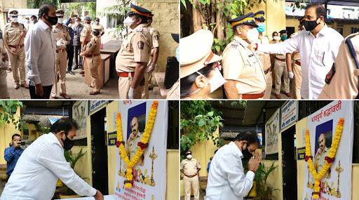 धारावीतील शाहूनगर पोलीस ठाण्याला गृहमंत्री अनिल देशमुख यांची भेट; पोलीस निरीक्षक अमोल कुलकर्णी यांच्या प्रतिमेस पुष्पहार अर्पण करून वाहिली श्रद्धांजली धारावीतील शाहूनगर पोलीस ठाण्याला गृहमंत्री अनिल देशमुख यांची भेट; पोलीस निरीक्षक अमोल कुलकर्णी यांच्या प्रतिमेस पुष्पहार अर्पण करून वाहिली श्रद्धांजली
